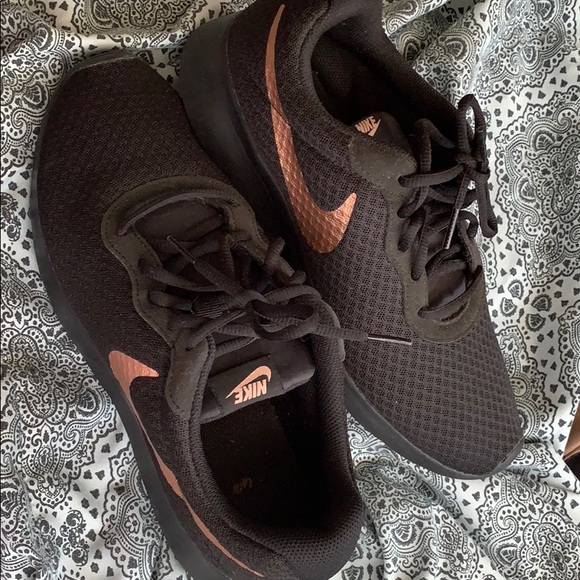 Nike Shoes - Women’s Nike running shoe Nike Shoes - Women’s Nike running shoe